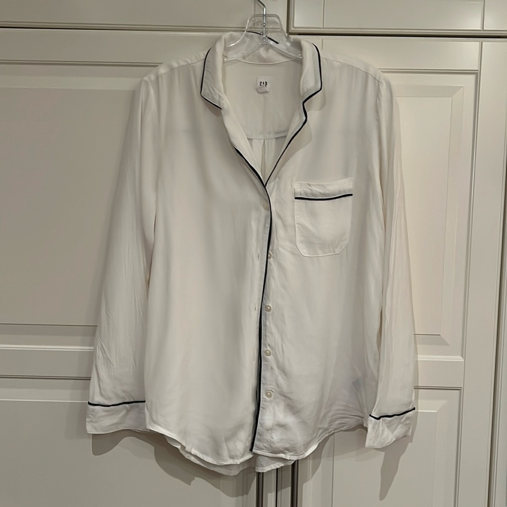 Gap white and black pj style blouse size medium